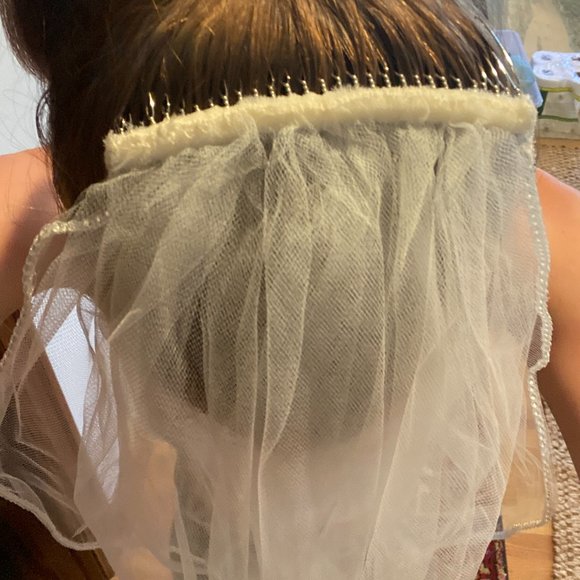 Rhinestone Fingertip Veil - Picture 9 of 10